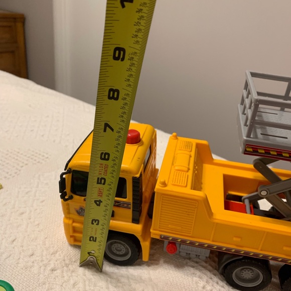 Toy scissor truck. Used but good condition. - Picture 4 of 5